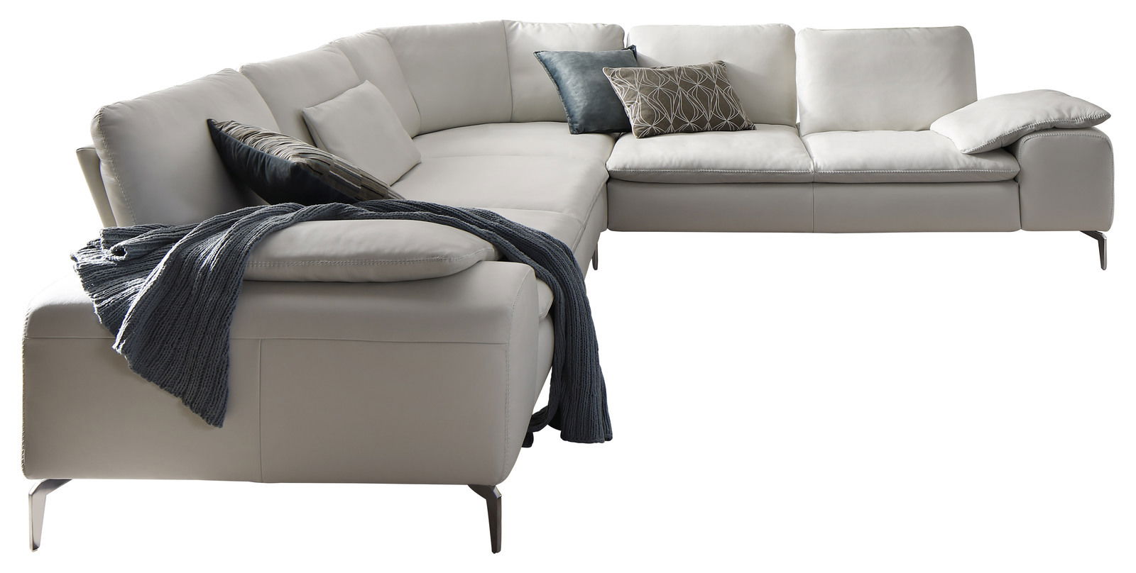 Moderne Polsterrundecke in hellem Leder mit Kissen und Decke, Perspektive von vorne links