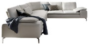 Moderne Polsterrundecke in hellem Leder mit Kissen und Decke, Perspektive von vorne links
