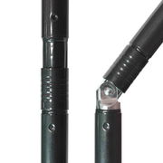 Nahaufnahme eines schwarzen Sonnenschirmgestänges mit Gelenkmechanismus.
