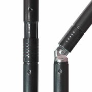 Nahaufnahme eines schwarzen Sonnenschirmgestänges mit Gelenkmechanismus.