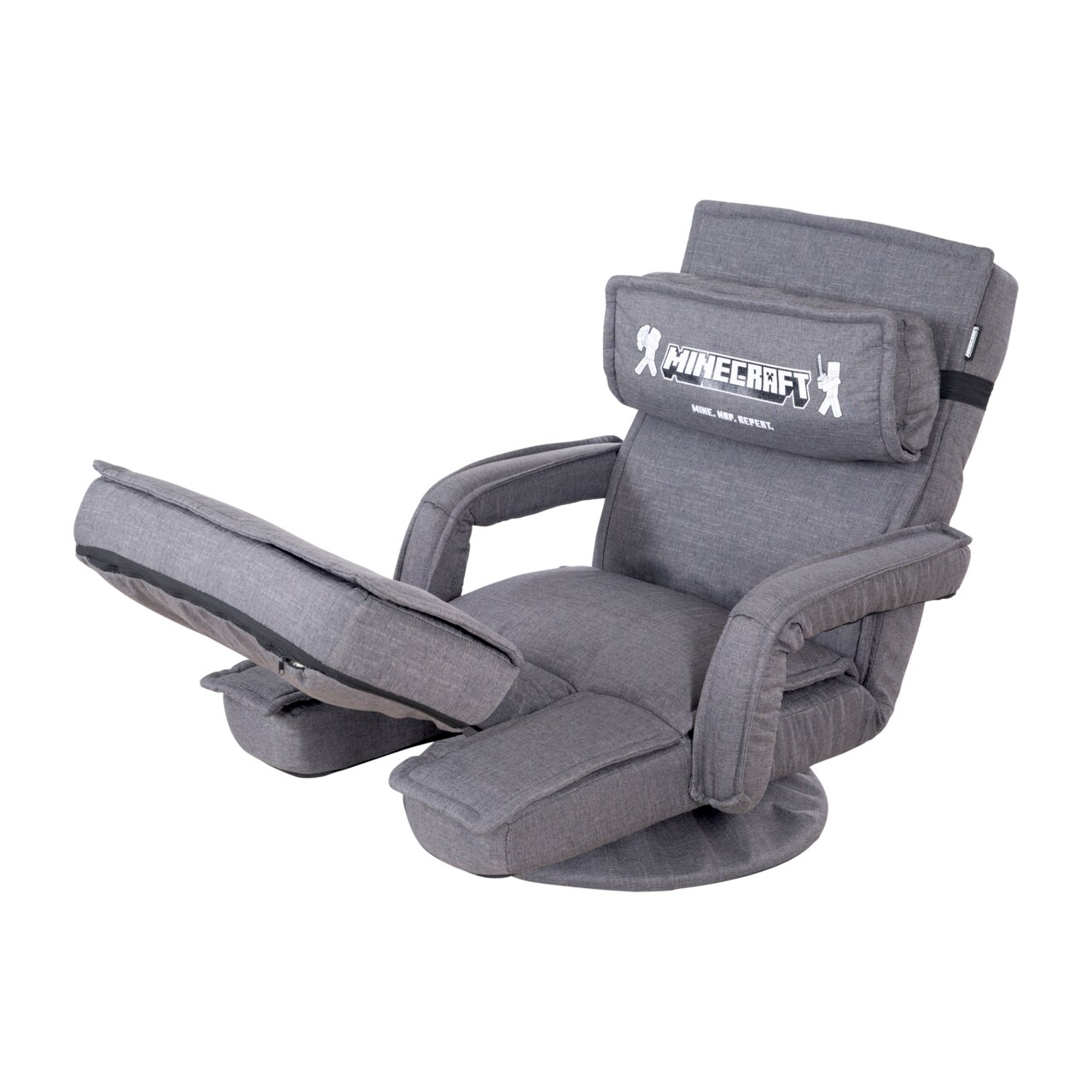Grauer Minecraft-Gaming-Sessel mit Armlehnen und ausgeklappter Fußstütze, schräg von vorne links auf weißem Hintergrund fotografiert.