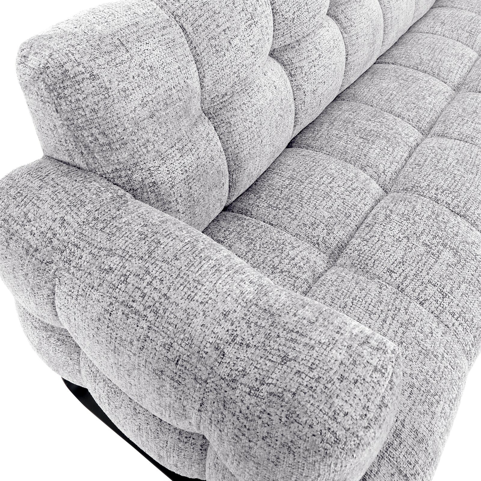 Close-up vanuit schuin bovenaanzicht van een lichtgrijze fauteuil met gemêleerde bekleding en royale, gecapitonneerde kussens