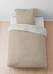 Bettwäsche-Set aus Melange-Flanell in Beige, bestehend aus einem Kissenbezug und einem Bettdeckenbezug, von oben fotografiert auf einem Holzboden.