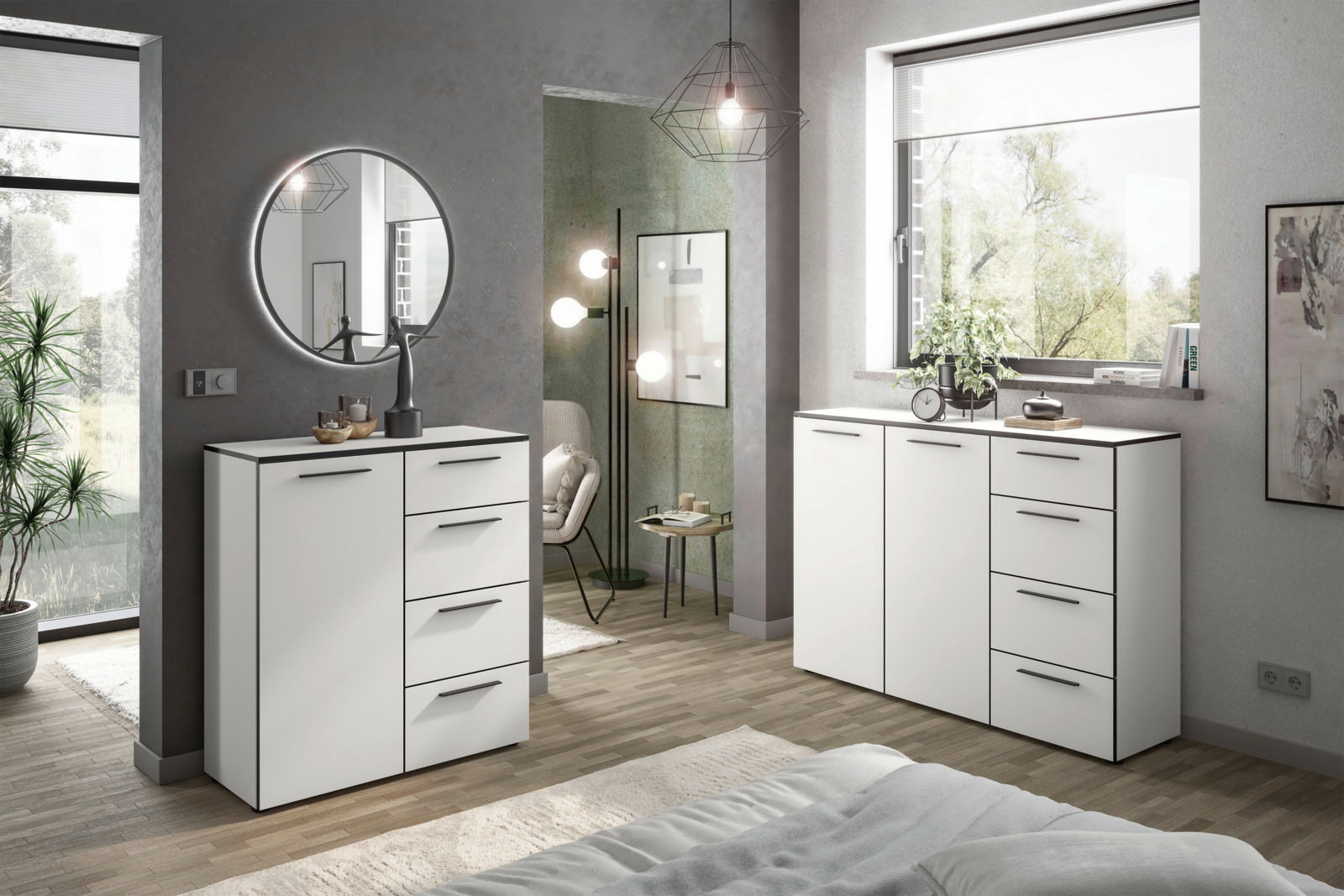 Moderne weiße Kommoden in einem stilvollen Schlafzimmer, seitliche Perspektive.
