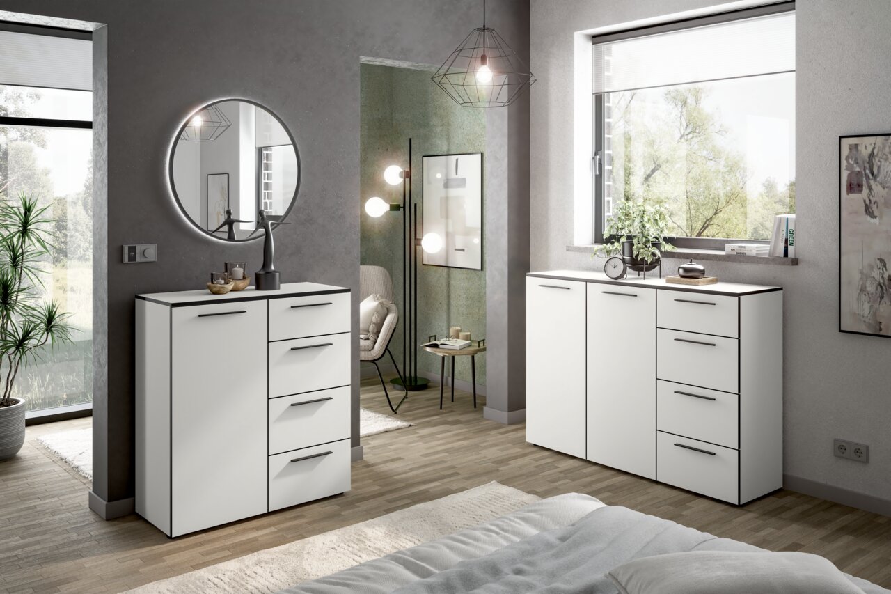 Moderne weiße Kommoden in einem stilvollen Schlafzimmer, seitliche Perspektive.