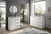 Moderne weiße Kommoden in einem stilvollen Schlafzimmer, seitliche Perspektive.