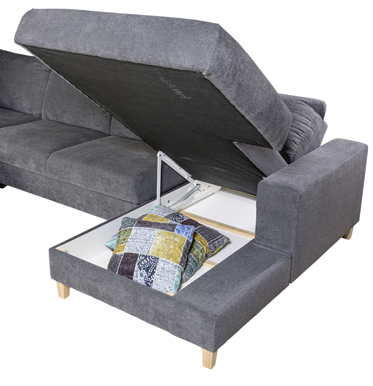 Graues Ecksofa mit hochgeklappter Sitzfläche, die Stauraum mit bunten Kissen zeigt, Perspektive von schräg oben.