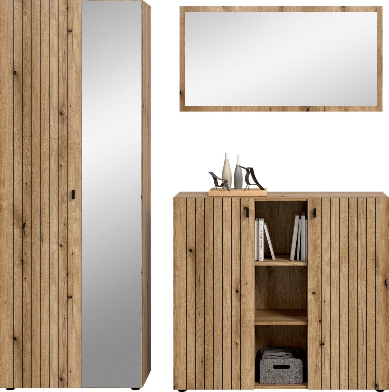 Wohnmöbel-Set aus Holz: hoher Schrank mit Spiegel und Sideboard mit offenen Regalfächern sowie Wandspiegel, frontal/leicht seitlich auf weißem Hintergrund