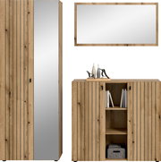 Wohnmöbel-Set aus Holz: hoher Schrank mit Spiegel und Sideboard mit offenen Regalfächern sowie Wandspiegel, frontal/leicht seitlich auf weißem Hintergrund
