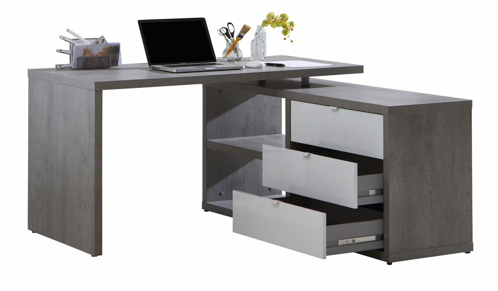 Moderner Eck-Schreibtisch in grauer Holzoptik mit Laptop, Schreibutensilien und geöffneter Schublade, seitliche Perspektive