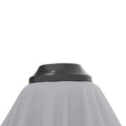 Nahaufnahme eines Pendelschirmständers mit grauem Stoffbezug und schwarzem Kunststoffrand, von oben betrachtet.