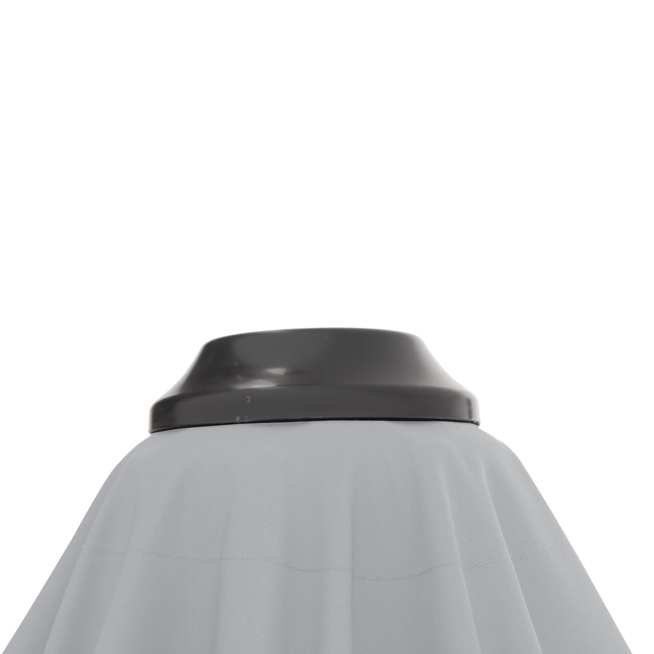 Nahaufnahme eines Pendelschirmständers mit grauem Stoffbezug und schwarzem Kunststoffrand, von oben betrachtet.