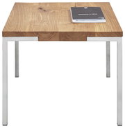 Moderner Beistelltisch mit Holzplatte und Metallbeinen, frontal fotografiert.