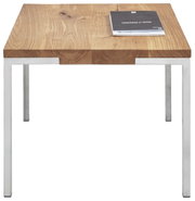 Moderner Beistelltisch mit Holzplatte und Metallbeinen, frontal fotografiert.