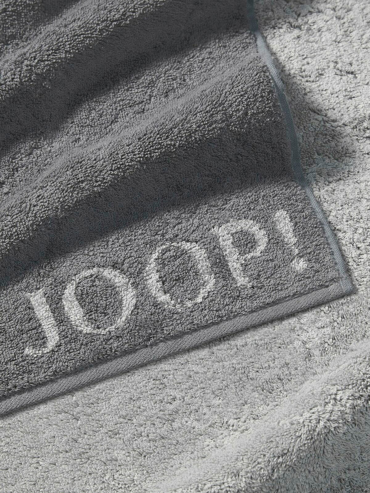JOOP! Handtuch DOUBLEFACE CLASSIC Graues Handtuch von JOOP! mit eingewebtem Logo, Nahaufnahme der Textur und Kanten.