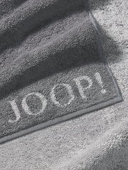 Graues Handtuch von JOOP! mit eingewebtem Logo, Nahaufnahme der Textur und Kanten.