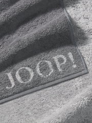 Grijze handdoek van JOOP! met ingeweven logo, close-up van de textuur en de randen.