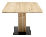 Esstisch aus Holz mit quadratischer Tischplatte und stabiler Metallbasis, seitliche Perspektive