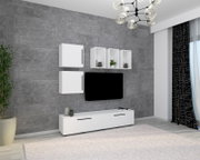 Moderne weiße TV-Wandmöbel-Kombination mit Lowboard, zwei Hängeschränken und drei offenen Regalen um einen wandmontierten Fernseher vor grauer Betonwand, Perspektive: frontale Ansicht leicht von links