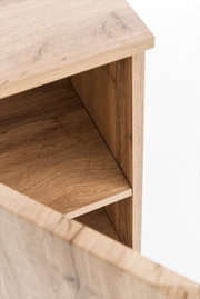 Nahaufnahme eines offenen Midischranks aus Holz mit sichtbaren Regalböden, Perspektive von oben.