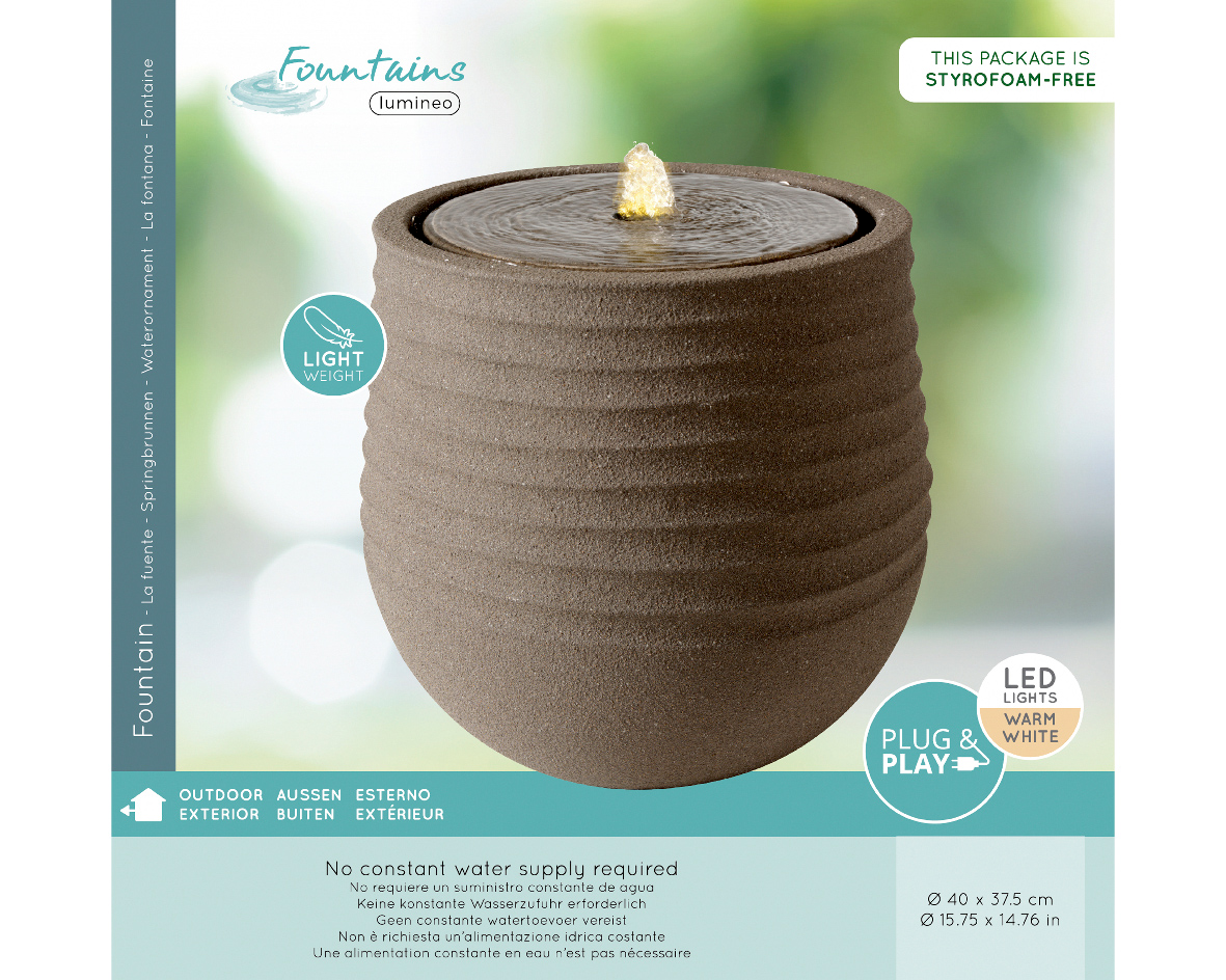 Perspektive von vorne: Brunnen aus recyceltem Kunststoff mit LED-Beleuchtung, leicht und für den Außenbereich geeignet, benötigt keine konstante Wasserversorgung.