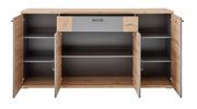 Frontale Ansicht eines modernen Sideboards mit offenen Türen, Holzoptik und grauen Akzenten.