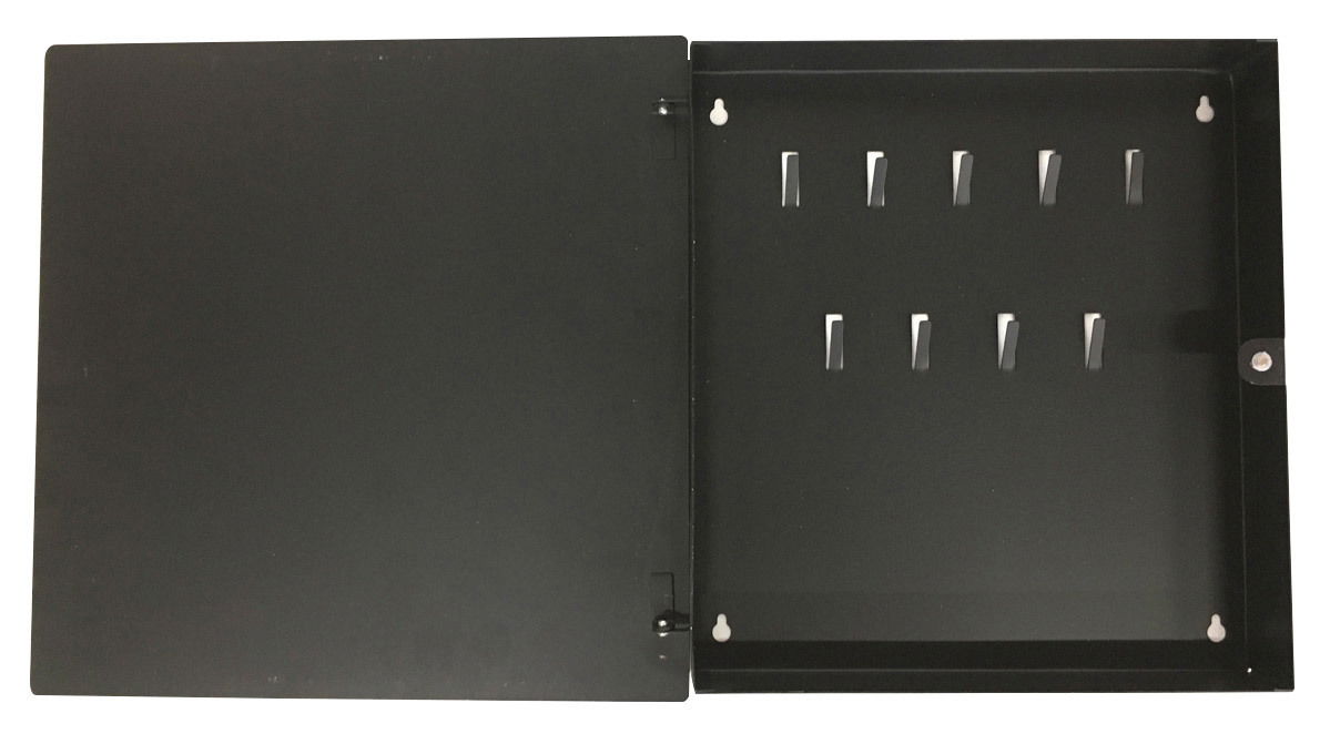 Schwarzer Schlüsselkasten mit geöffneter Tür, Ansicht von oben, zeigt mehrere Haken für Schlüsselaufbewahrung.