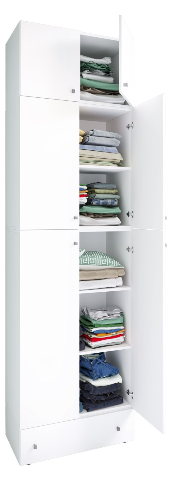 Weißer Kleiderschrank mit geöffneten Türen und mehreren Regalböden mit ordentlich gestapelter Kleidung, perspektivisch in leichter Schrägansicht von vorne