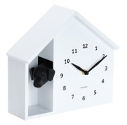 Moderne weiße Wanduhr in Hausform mit schwarzem Hundekopf, seitliche Perspektive