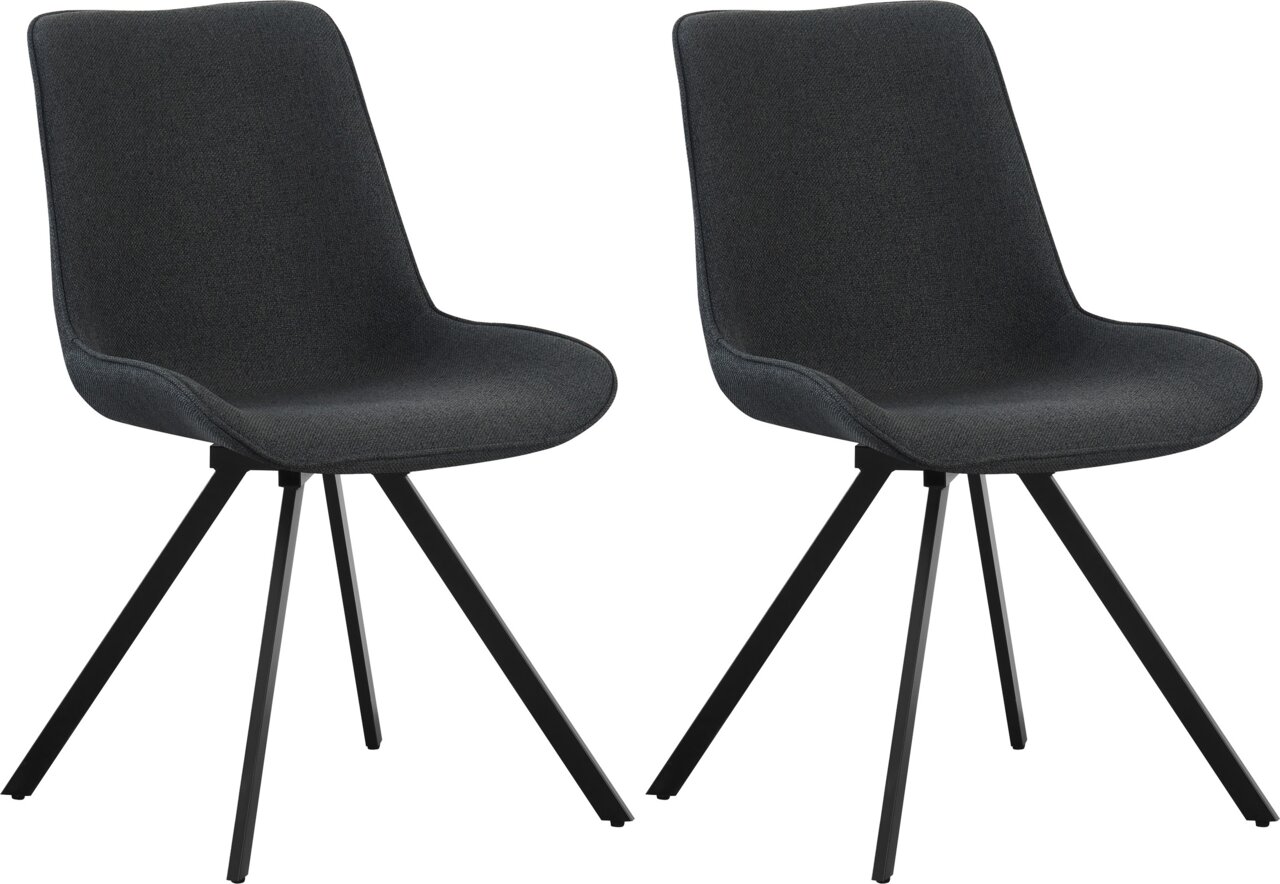 Zwei moderne Esszimmerstühle mit dunkelgrauem Stoffbezug und schwarzen Metallbeinen, schräg von vorne in leichter Seitenansicht auf weißem Hintergrund