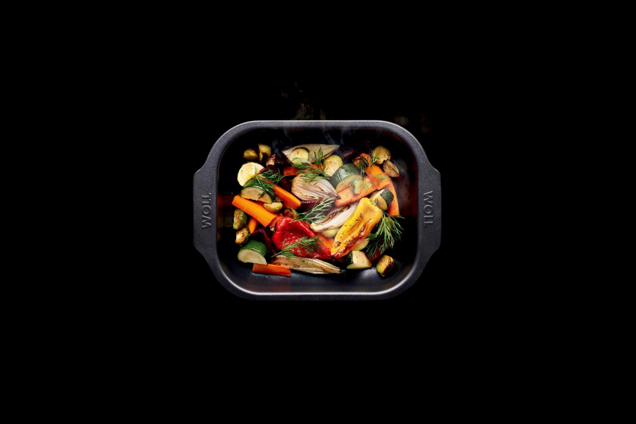 Bratreine mit frischem Gemüse aus der Vogelperspektive