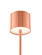 Nahaufnahme einer Akku-Stehleuchte mit einem modernen, geriffelten Lampenschirm in Kupferoptik, von unten betrachtet.