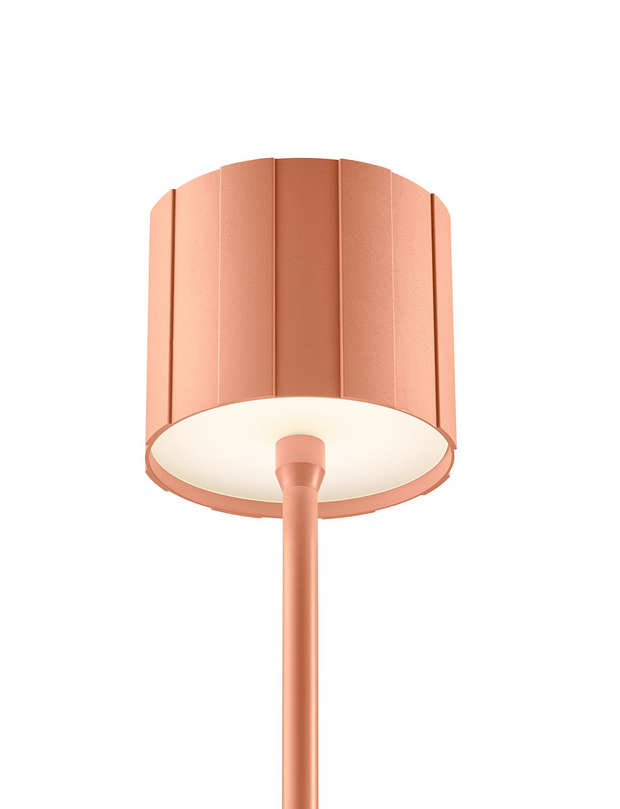 Nahaufnahme einer Akku-Stehleuchte mit einem modernen, geriffelten Lampenschirm in Kupferoptik, von unten betrachtet.