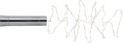 Silberne, zylindrische Batteriekapsel mit feiner LED-Lichterkette aus Draht und warmweißen Micro-LEDs, seitliche Ansicht auf weißem Hintergrund
