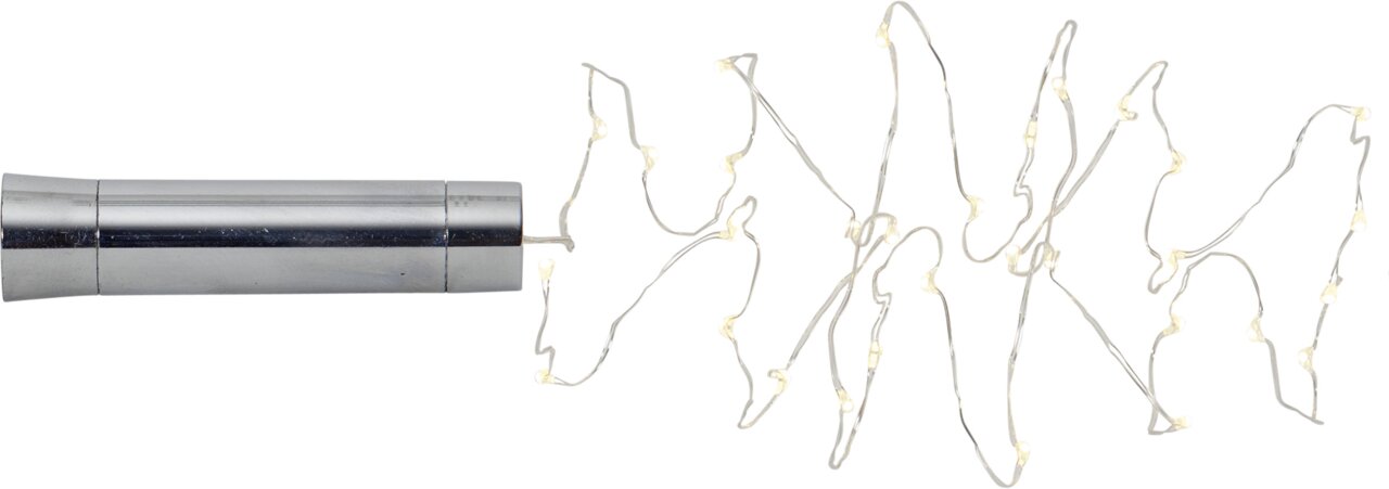 Zilveren, cilindervormige batterijhouder met een fijne LED-lichtslinger van draad en warmwitte micro-LED’s, zijaanzicht op een witte achtergrond