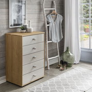 Schubkastenkommode aus Holz mit fünf Schubladen in einem modernen Raum, seitliche Perspektive