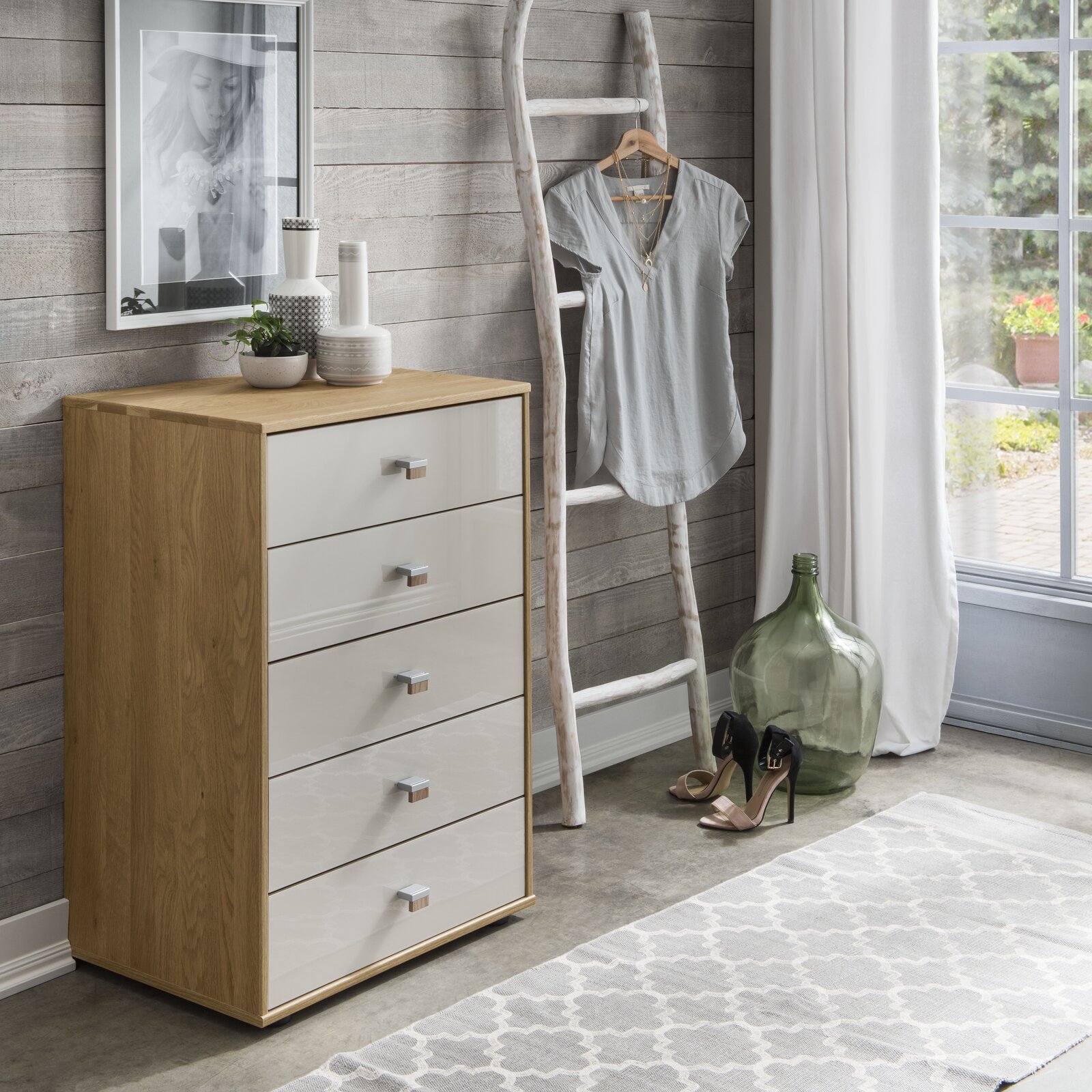 Schubkastenkommode aus Holz mit fünf Schubladen in einem modernen Raum, seitliche Perspektive