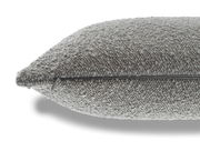 Graue Zierkissenhülle mit strukturierter Oberfläche, seitliche Perspektive mit sichtbarem Reißverschluss.