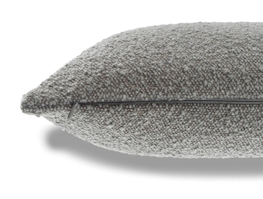 Graue Zierkissenhülle mit strukturierter Oberfläche, seitliche Perspektive mit sichtbarem Reißverschluss.