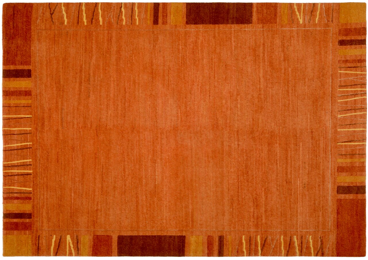Wollteppich in warmen Orangetönen mit geometrischem Muster an den Rändern, Draufsicht
