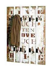 Rustikale Wandgarderobe aus Holzpaletten mit weiß-brauner Vintage-Lackierung, aufgedruckten Buchstaben und mehreren Metallhaken, frontal aus der Vorderansicht fotografiert.
