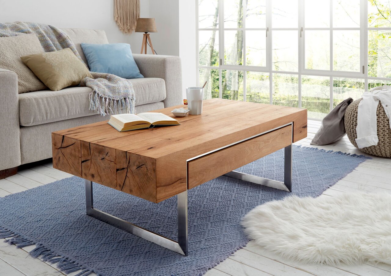 Moderner Couchtisch aus Holz mit Metallbeinen in einem gemütlichen Wohnzimmer, seitliche Perspektive.