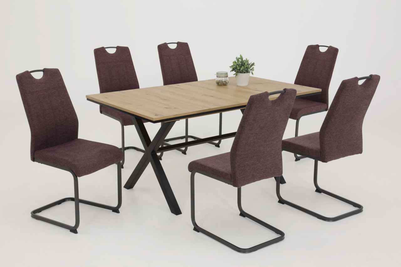 Essgruppe mit sechs weinroten Schwingstühlen und einem Holztisch, seitliche Perspektive