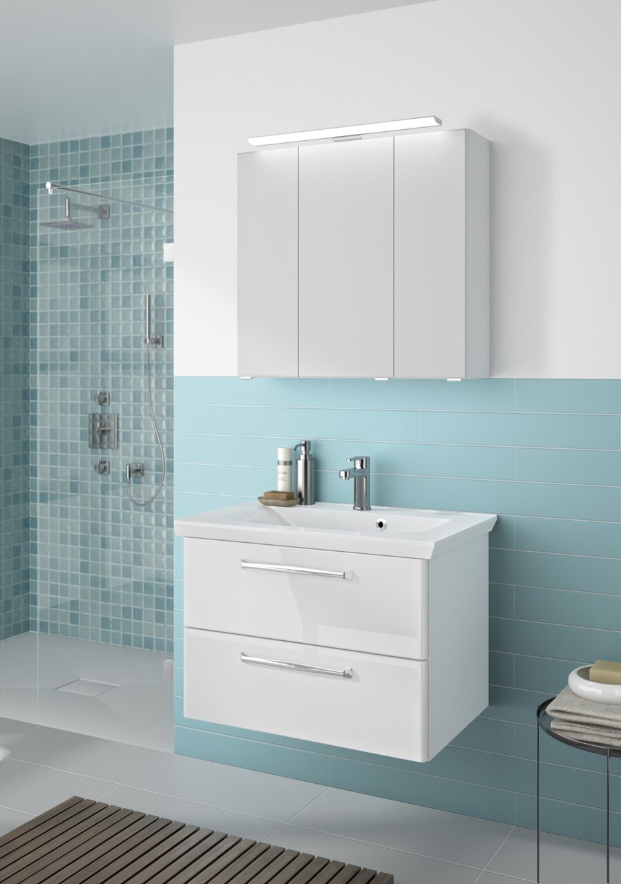Moderner weißer Badblock mit Waschbecken und zwei Schubladen, darüber ein Spiegelschrank, seitliche Perspektive.
