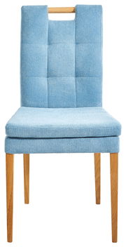 Vorderansicht eines modernen Stuhls mit hellblauem Stoffbezug und Holzbeinen.