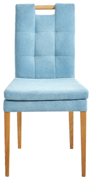 Vorderansicht eines modernen Stuhls mit hellblauem Stoffbezug und Holzbeinen.