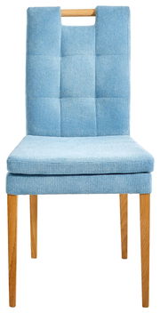 Vorderansicht eines modernen Stuhls mit hellblauem Stoffbezug und Holzbeinen.