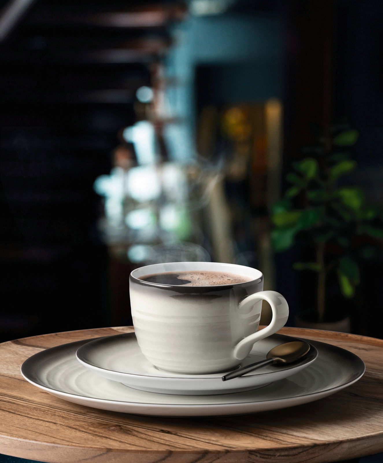 Kaffeeservice mit Tasse, Untertasse und Teller in stilvollem Design, seitliche Perspektive