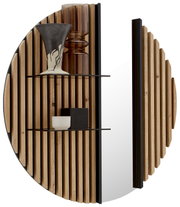 Rond hangpaneel met houten lamellen en glas aan de rechterkant, versierd met vazen en schalen, vooraanzicht.