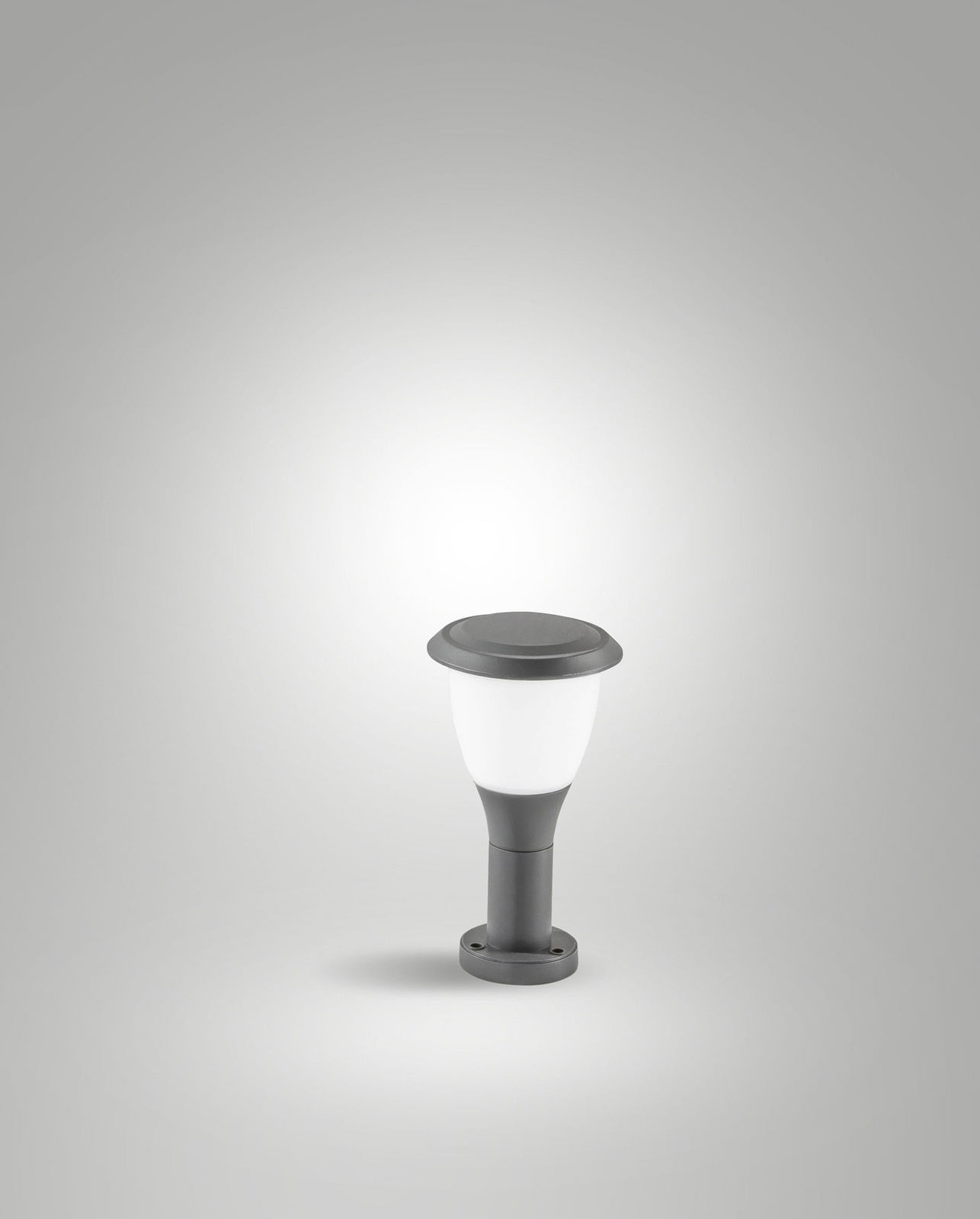 Pollerleuchte Fabas Luce THIAGO, seitliche Perspektive, modernes Design, graues Gehäuse mit weißem Leuchtkörper.